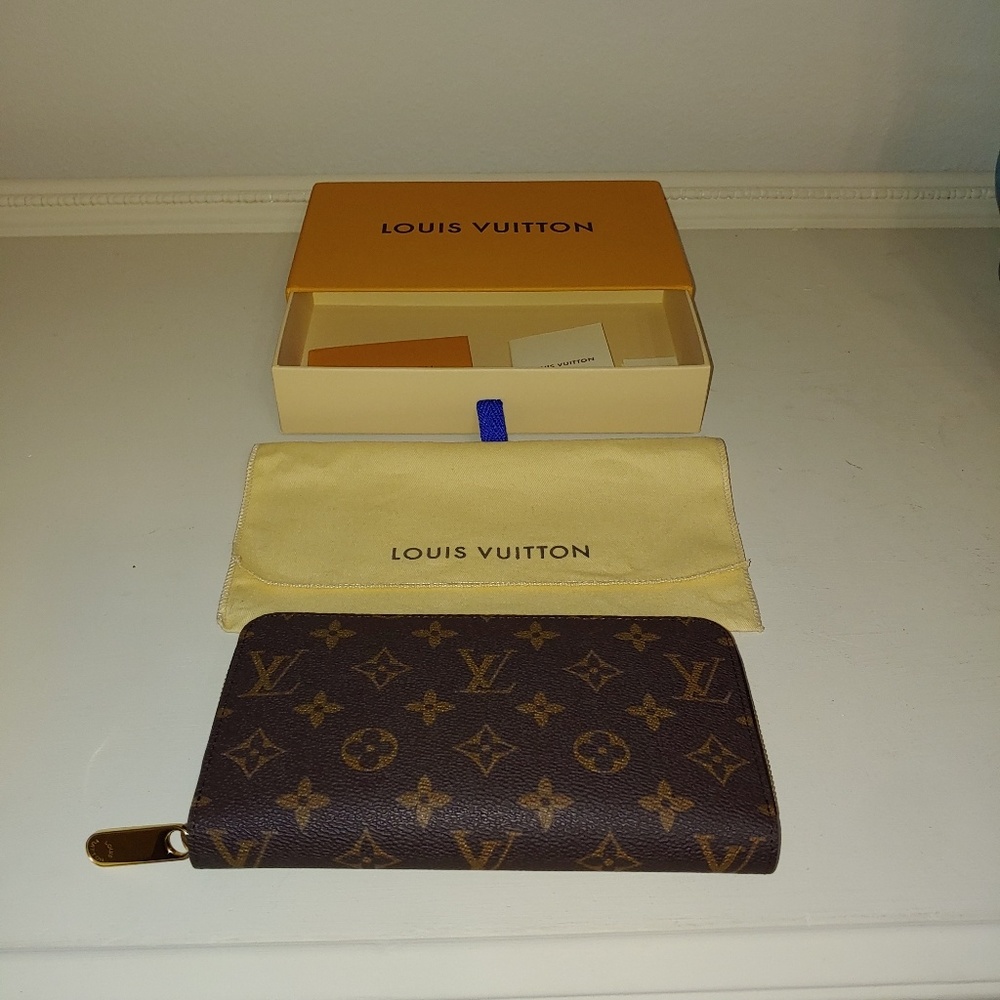 Authentic Louis Vuitton Zippy Wallet